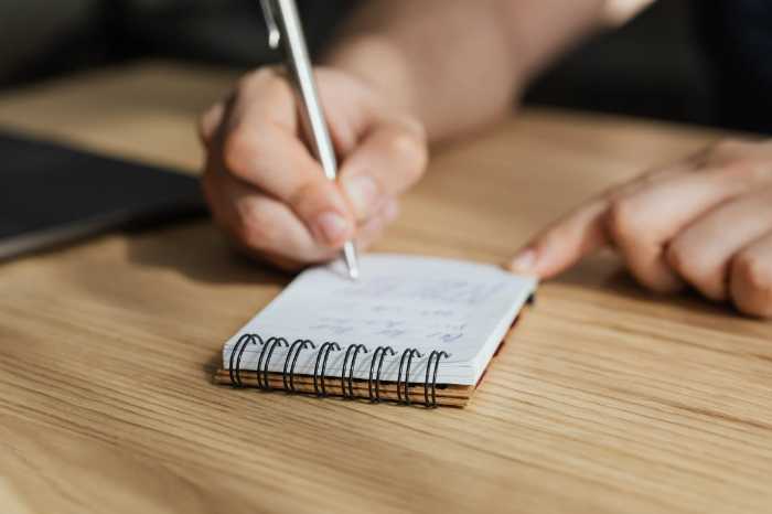 A handy note pad can help agents track what needs to be done